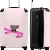 NoBoringSuitcases.com® Kinderkoffer - Handbagage Kinderen - Kitten - Skateboard - Roze - Meisjes - Kinderen - Trollet Op Wieltjes - Past Binnen 55x40x20 Cm En 55x35x25 Cm - Koffer Meisje