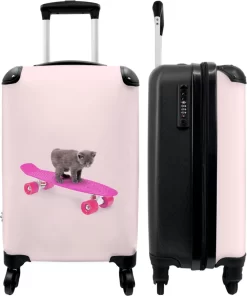 NoBoringSuitcases.com® Kinderkoffer - Handbagage Kinderen - Kitten - Skateboard - Roze - Meisjes - Kinderen - Trollet Op Wieltjes - Past Binnen 55x40x20 Cm En 55x35x25 Cm - Koffer Meisje