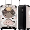 NoBoringSuitcases.com® Kinderkoffer - Trolley Op Wieltjes - Prinses - Hartjes - Kroon - Roze - Meisjes - Koffer Meisje - Past Binnen 55x40x20 Cm En 55x35x25 Cm - Reiskoffer - Fotokoffer