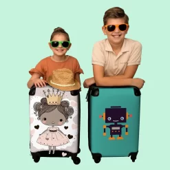 NoBoringSuitcases.com® Kinderkoffer - Trolley Op Wieltjes - Prinses - Hartjes - Kroon - Roze - Meisjes - Koffer Meisje - Past Binnen 55x40x20 Cm En 55x35x25 Cm - Reiskoffer - Fotokoffer -Reisopslagwinkel 1200x1200 602