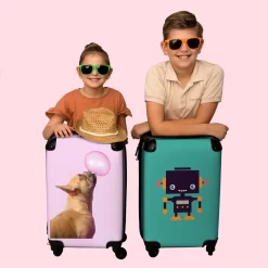 NoBoringSuitcases.com® Kinderkoffer - Hond - Dieren - Kauwgom - Roze - Kinderen - Trolley Kinderen - Past Binnen 55x40x20 Cm En 55x35x25 Cm - Reiskoffer Met Wielen - Koffertje -Reisopslagwinkel 1200x1200 626