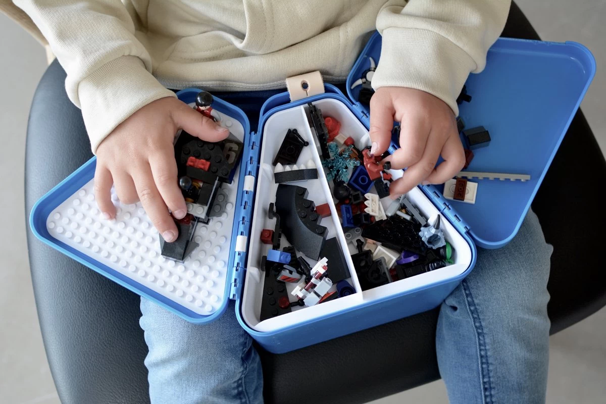 Trunki: TEEBEE Terrance Blauw - Kids Travel Toy Box, Bevat Een Leuk Activiteitenboekje, Kleurpotloden En Stickers, In Doos 15,5x18x18cm, 3+ 5 Trunki: TEEBEE Terrance Blauw - Kids Travel Toy Box, Bevat Een Leuk Activiteitenboekje, Kleurpotloden En Stickers, In Doos 15,5x18x18cm, 3+ - Afbeelding 5